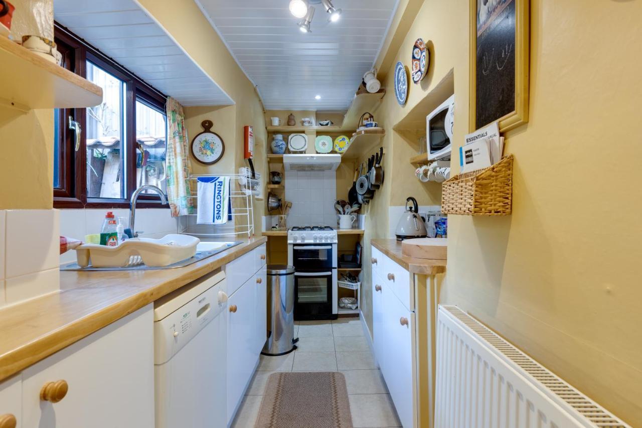 Charming Historical Cottage In Скарборо Экстерьер фото