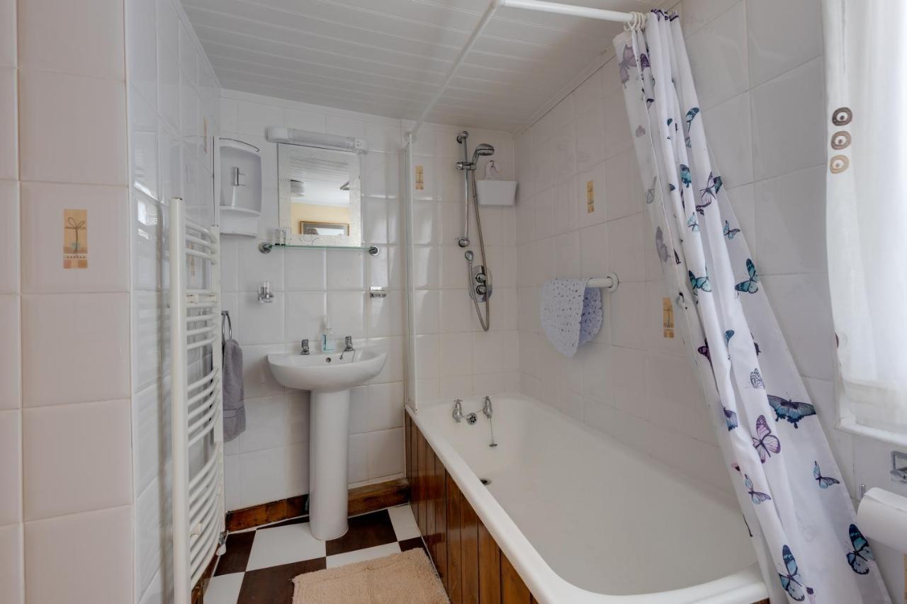 Charming Historical Cottage In Скарборо Экстерьер фото